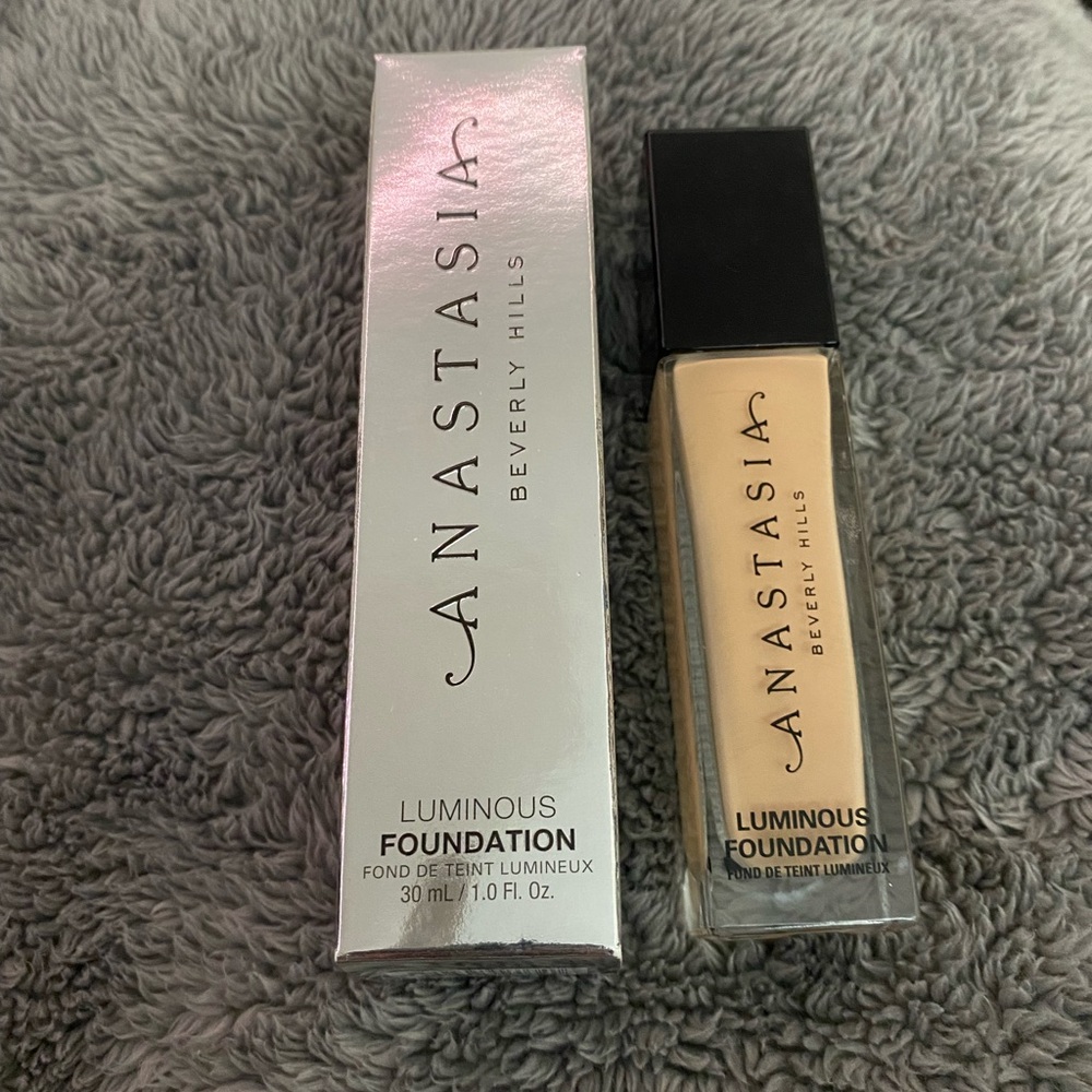 Anastasia Beverly Hills Luminous Foundation shade 220